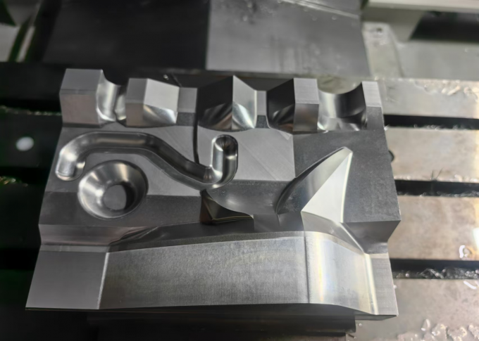 4 Axis 3 Axis Vertical Machining Center SV960L Table Size 1100*550mm Vertical Milling Center 12