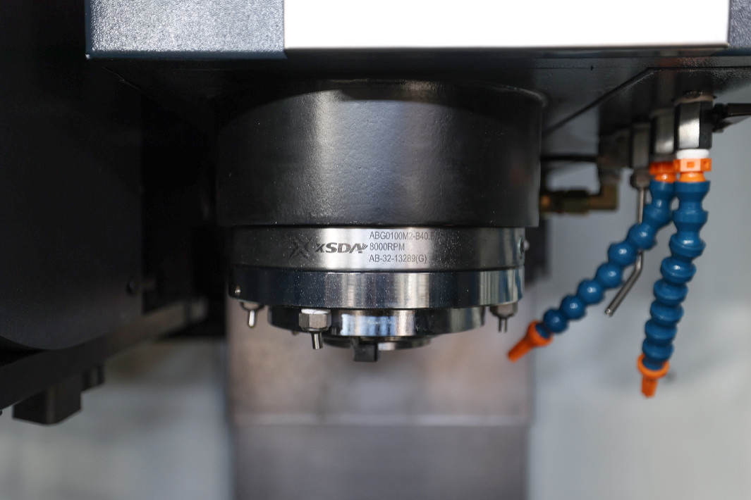 4 Axis 3 Axis Vertical Machining Center SV960L Table Size 1100*550mm Vertical Milling Center