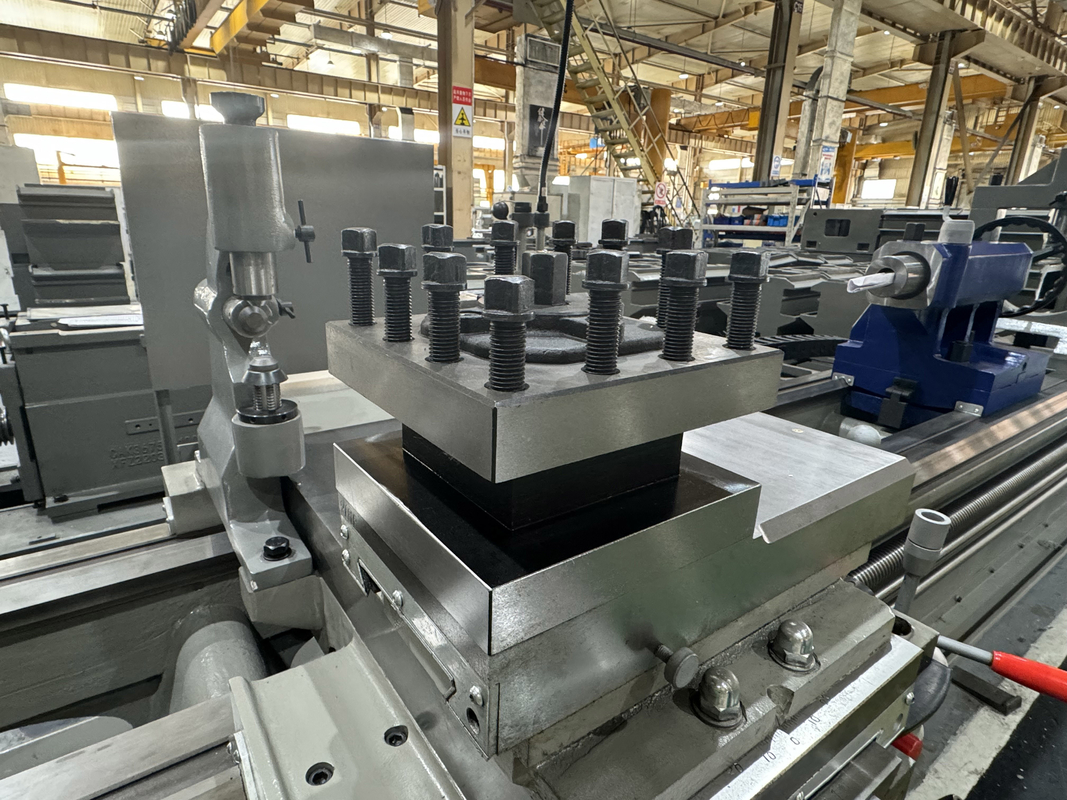 Heavy Metal Turning Lathe CW6163B Metal Cutting Machine High Precision Horizontal Manual Lathe