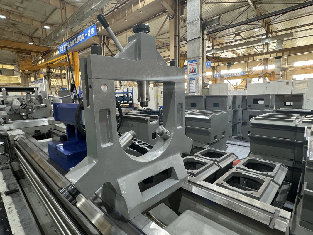Heavy Metal Turning Lathe CW6163B Metal Cutting Machine High Precision Horizontal Manual Lathe